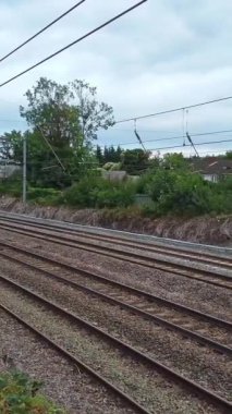 İngiltere 'den geçen raylardaki İngiliz Demiryolları. Drone Kamera Görünümü 