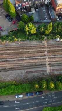 İngiltere 'den geçen raylardaki İngiliz Demiryolları. Drone Kamera Görünümü 