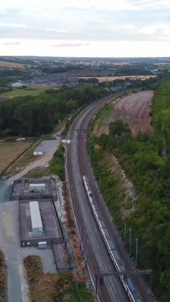 穿过英国的英国铁路 无人机摄像头视图 — 图库视频影像
