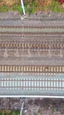 İngiltere 'den geçen raylardaki İngiliz Demiryolları. Drone Kamera Görünümü 