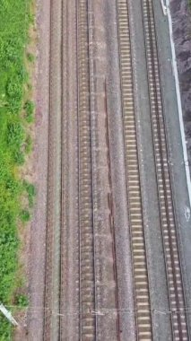 İngiltere 'den geçen raylardaki İngiliz Demiryolları. Drone Kamera Görünümü 