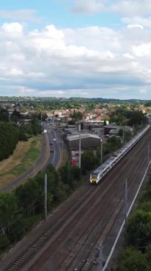 İngiltere 'den geçen raylardaki İngiliz Demiryolları. Drone Kamera Görünümü 