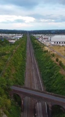 İngiltere 'den geçen raylardaki İngiliz Demiryolları. Drone Kamera Görünümü 