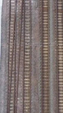 İngiltere 'den geçen raylardaki İngiliz Demiryolları. Drone Kamera Görünümü 