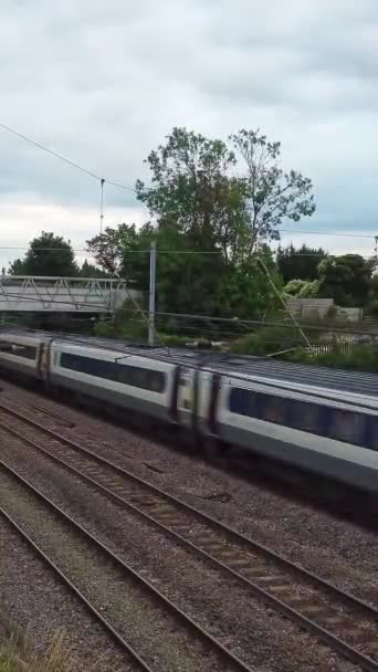 穿过英国的英国铁路 无人机摄像头视图 — 图库视频影像
