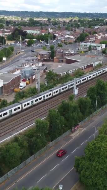 イギリスを通る線路上のイギリス鉄道 ドローンカメラビュー — ストック動画