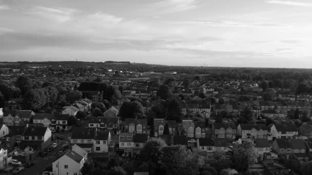 Czarno Białe Aerial Nagranie Brytyjskich Domów Mieszkalnych Nad Miastem Podczas — Wideo stockowe