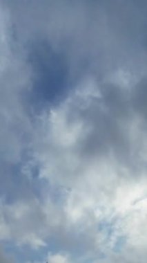 Şehrin Üzerindeki Güzel Bulutların Zaman Hızı Görüntüsü