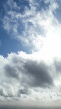 Şehrin Üzerindeki Güzel Bulutların Zaman Hızı Görüntüsü