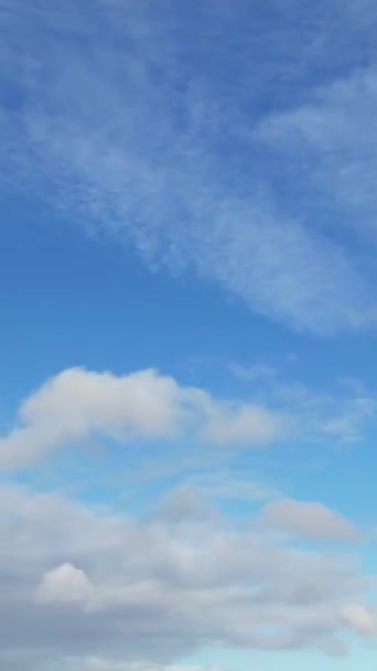 Şehrin Üzerindeki Güzel Bulutların Zaman Hızı Görüntüsü — Stok video