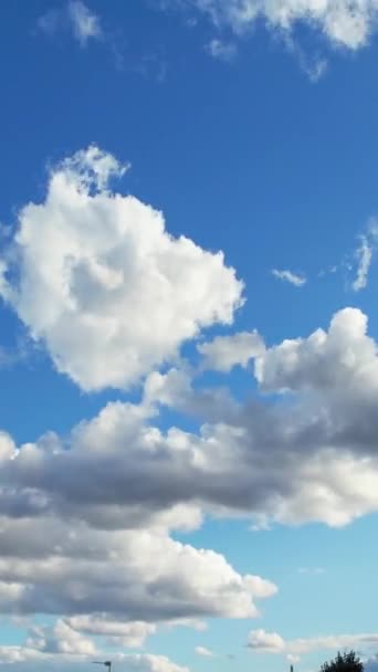 Şehrin Üzerindeki Güzel Bulutların Zaman Hızı Görüntüsü — Stok video