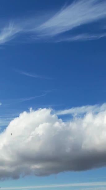 Schnell Bewegte Wolken Über Der Britischen Stadt Zeitraffer Aufnahmen — Stockvideo