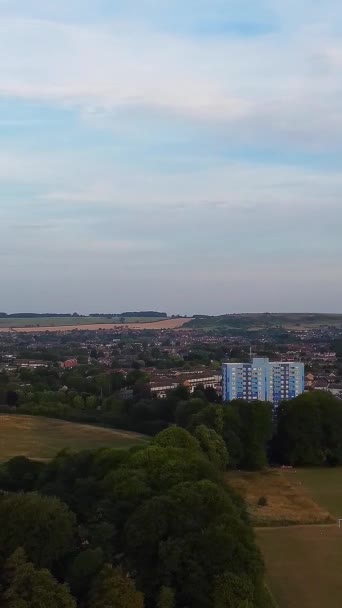 晴れた日に英国の都市の高高度と空中ビュー ドローンのカメラで撮影された映像 イギリスのルトンタウン上空 — ストック動画