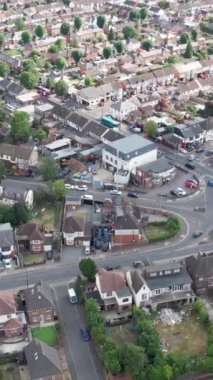 Açık bir güneşli günde İngiliz şehrinin yüksek irtifa ve hava manzarası. Görüntü Drone 'un kamerasıyla İngiltere' nin Luton kasabasında çekildi.