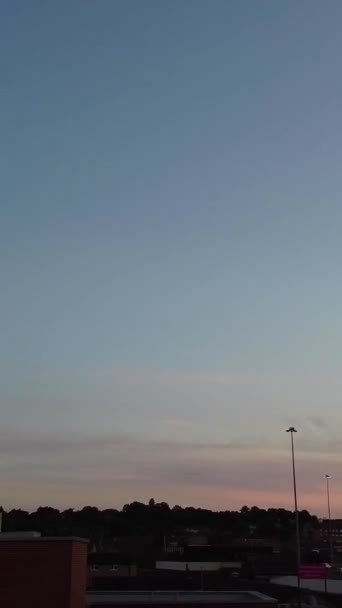Высокая Высота Вид Воздуха Британский Город Ясный Солнечный День Видеозапись — стоковое видео