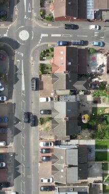 Açık bir güneşli günde İngiliz şehrinin yüksek irtifa ve hava manzarası. Görüntü Drone 'un kamerasıyla İngiltere' nin Luton kasabasında çekildi.