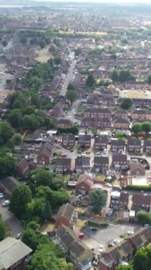 Açık bir güneşli günde İngiliz şehrinin yüksek irtifa ve hava manzarası. Görüntü Drone 'un kamerasıyla İngiltere' nin Luton kasabasında çekildi.