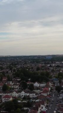 Açık bir güneşli günde İngiliz şehrinin yüksek irtifa ve hava manzarası. Görüntü Drone 'un kamerasıyla İngiltere' nin Luton kasabasında çekildi.