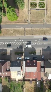 Açık bir güneşli günde İngiliz şehrinin yüksek irtifa ve hava manzarası. Görüntü Drone 'un kamerasıyla İngiltere' nin Luton kasabasında çekildi.