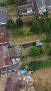 Açık bir güneşli günde İngiliz şehrinin yüksek irtifa ve hava manzarası. Görüntü Drone 'un kamerasıyla İngiltere' nin Luton kasabasında çekildi.