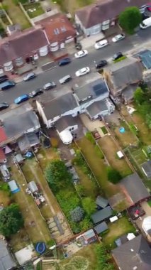 Açık bir güneşli günde İngiliz şehrinin yüksek irtifa ve hava manzarası. Görüntü Drone 'un kamerasıyla İngiltere' nin Luton kasabasında çekildi.