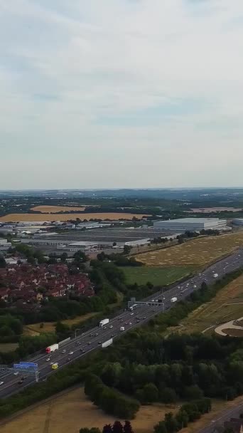 在阳光明媚的日子 英国城市的高空和空中景观 用Drone相机拍摄的英国Luton镇的影像 — 图库视频影像