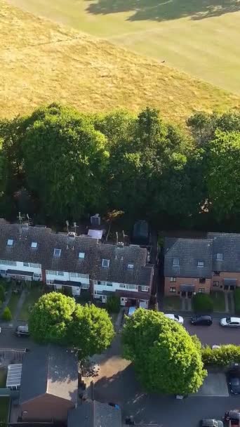 在阳光明媚的日子 英国城市的高空和空中景观 用Drone相机拍摄的英国Luton镇的影像 — 图库视频影像