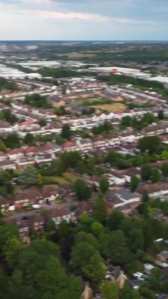 Hoge Hoogte Luchtfoto Van British City Een Heldere Zonnige Dag — Stockvideo
