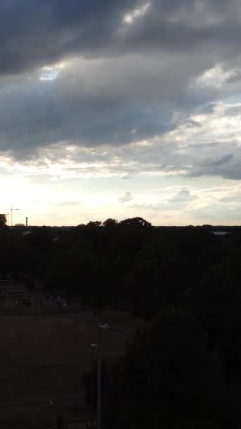 晴れた日に英国の都市の高高度と空中ビュー ドローンのカメラで撮影された映像 イギリスのルトンタウン上空 — ストック動画