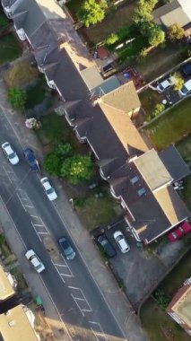 Açık bir güneşli günde İngiliz şehrinin yüksek irtifa ve hava manzarası. Görüntü Drone 'un kamerasıyla İngiltere' nin Luton kasabasında çekildi.