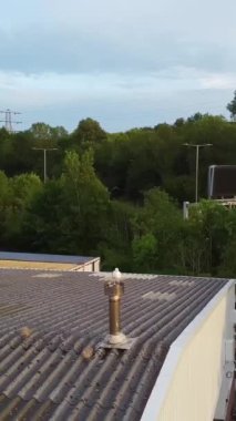 Açık bir güneşli günde İngiliz şehrinin yüksek irtifa ve hava manzarası. Görüntü Drone 'un kamerasıyla İngiltere' nin Luton kasabasında çekildi.