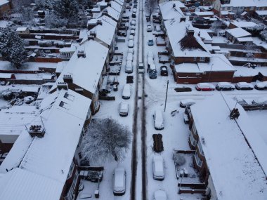 Kar yağışından sonra Kuzey Luton 'un manzarası ve Cityscape' i, İngiltere 'nin Kuzey Luton şehrinin havadan görüntüsünü kapsıyordu. 2022 kışının ilk kar yağışı.