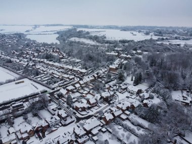  Kar yağışından sonra Kuzey Luton 'un manzarası ve Cityscape' i, İngiltere 'nin Kuzey Luton şehrinin havadan görüntüsünü kapsıyordu. 2022 kışının ilk kar yağışı.