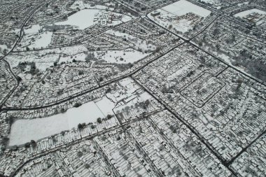  Kar yağışından sonra Kuzey Luton 'un manzarası ve Cityscape' i, İngiltere 'nin Kuzey Luton şehrinin havadan görüntüsünü kapsıyordu. 2022 kışının ilk kar yağışı.