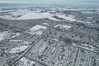  Kar yağışından sonra Kuzey Luton 'un manzarası ve Cityscape' i, İngiltere 'nin Kuzey Luton şehrinin havadan görüntüsünü kapsıyordu. 2022 kışının ilk kar yağışı.