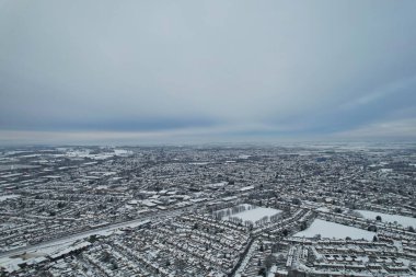  Kar yağışından sonra Kuzey Luton 'un manzarası ve Cityscape' i, İngiltere 'nin Kuzey Luton şehrinin havadan görüntüsünü kapsıyordu. 2022 kışının ilk kar yağışı.