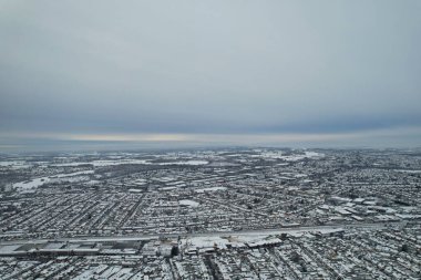 Kar yağışından sonra Kuzey Luton 'un manzarası ve Cityscape' i, İngiltere 'nin Kuzey Luton şehrinin havadan görüntüsünü kapsıyordu. 2022 kışının ilk kar yağışı.