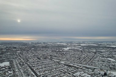  Kar yağışından sonra Kuzey Luton 'un manzarası ve Cityscape' i, İngiltere 'nin Kuzey Luton şehrinin havadan görüntüsünü kapsıyordu. 2022 kışının ilk kar yağışı.