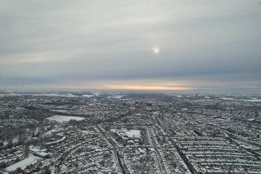  Kar yağışından sonra Kuzey Luton 'un manzarası ve Cityscape' i, İngiltere 'nin Kuzey Luton şehrinin havadan görüntüsünü kapsıyordu. 2022 kışının ilk kar yağışı.