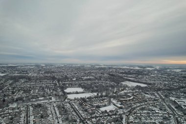  Kar yağışından sonra Kuzey Luton 'un manzarası ve Cityscape' i, İngiltere 'nin Kuzey Luton şehrinin havadan görüntüsünü kapsıyordu. 2022 kışının ilk kar yağışı.