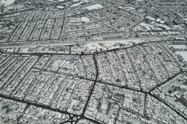  Kar yağışından sonra Kuzey Luton 'un manzarası ve Cityscape' i, İngiltere 'nin Kuzey Luton şehrinin havadan görüntüsünü kapsıyordu. 2022 kışının ilk kar yağışı.