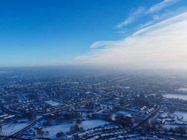  Kar yağışından sonra Kuzey Luton 'un manzarası ve Cityscape' i, İngiltere 'nin Kuzey Luton şehrinin havadan görüntüsünü kapsıyordu. 2022 kışının ilk kar yağışı.