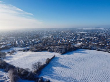  Kar yağışından sonra Kuzey Luton 'un manzarası ve Cityscape' i, İngiltere 'nin Kuzey Luton şehrinin havadan görüntüsünü kapsıyordu. 2022 kışının ilk kar yağışı.