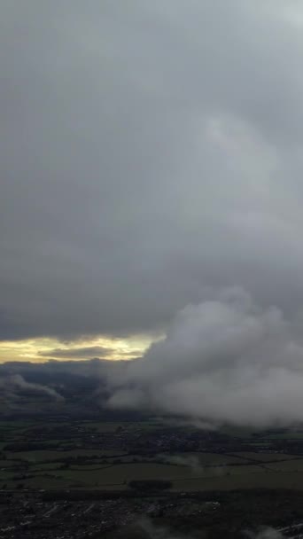 Fast Moving Dramatic Winter Nubes Negras Sobre Inglaterra — Vídeos de Stock
