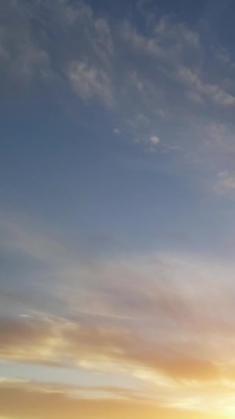 イングランド上空で劇的な冬の黒い雲を高速移動 — ストック動画