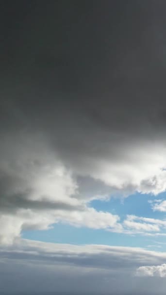 イングランド上空で劇的な冬の黒い雲を高速移動 — ストック動画
