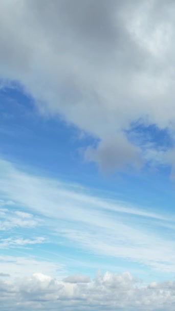 英国城市上空快速移动的云彩 时光飞逝的影像 — 图库视频影像