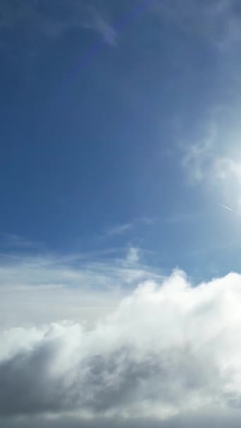 상공에서 빠르게 먹구름 — 비디오
