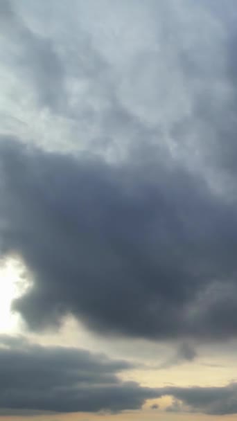 상공에서 빠르게 먹구름 — 비디오