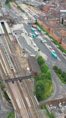 İngiltere 'den geçen raylardaki İngiliz Demiryolları. Drone Kamera Görünümü 